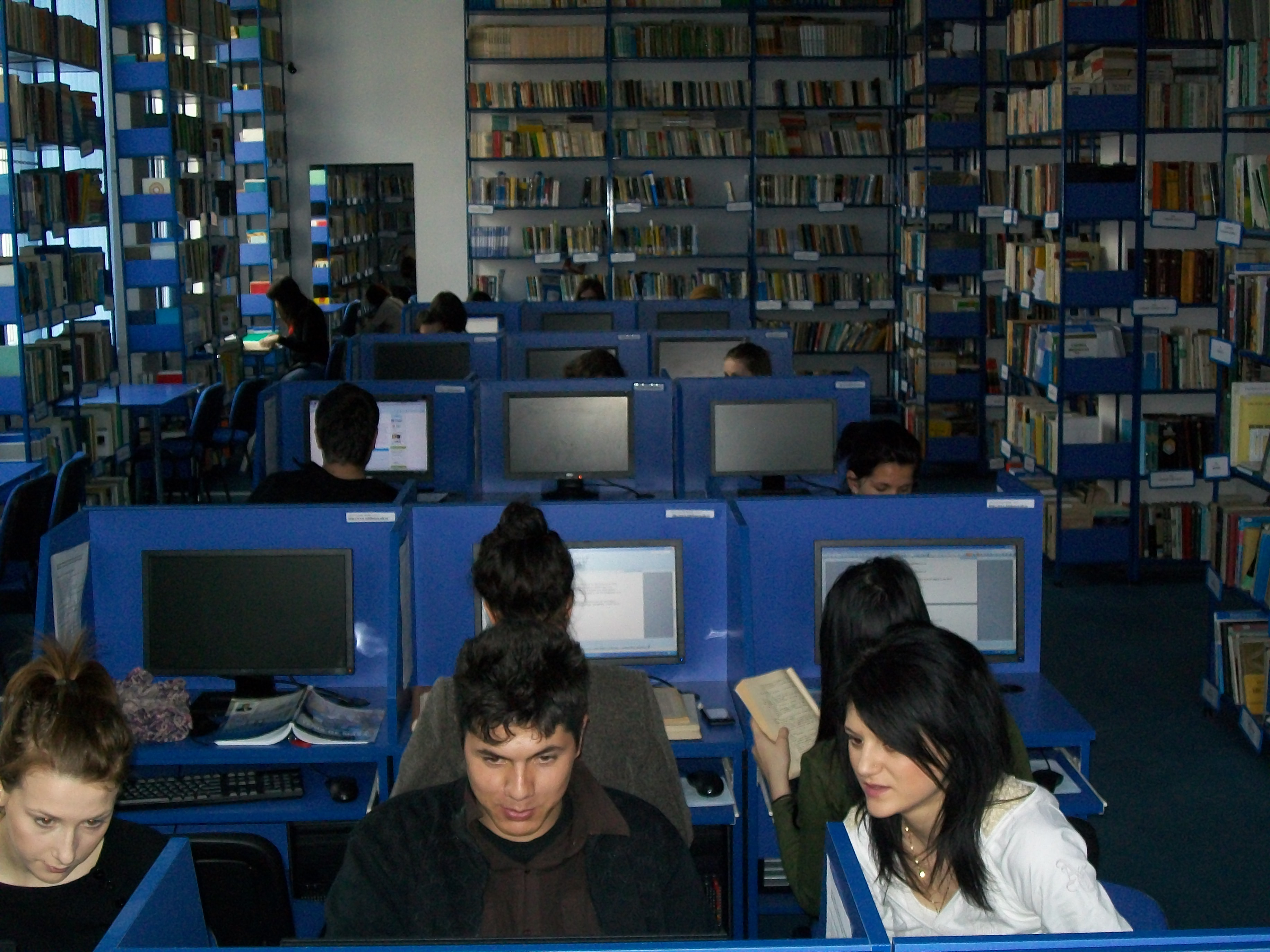 Sala de lectura cu acces la Internet