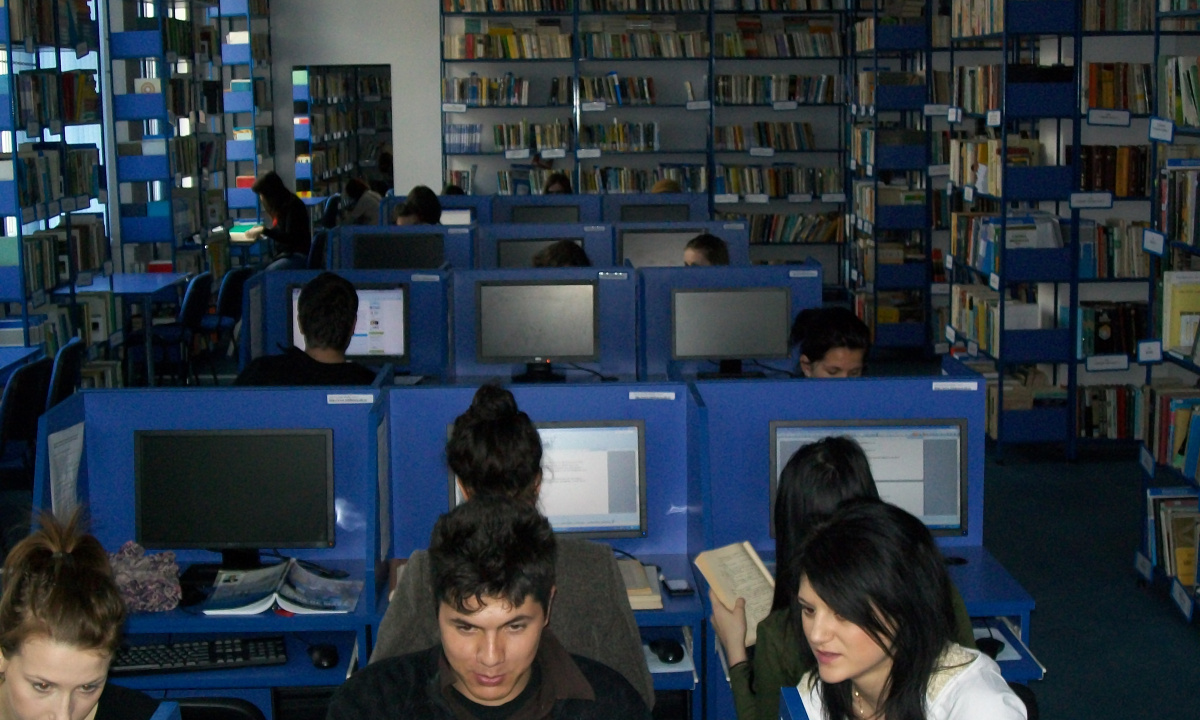 Sala de lectura cu acces la Internet